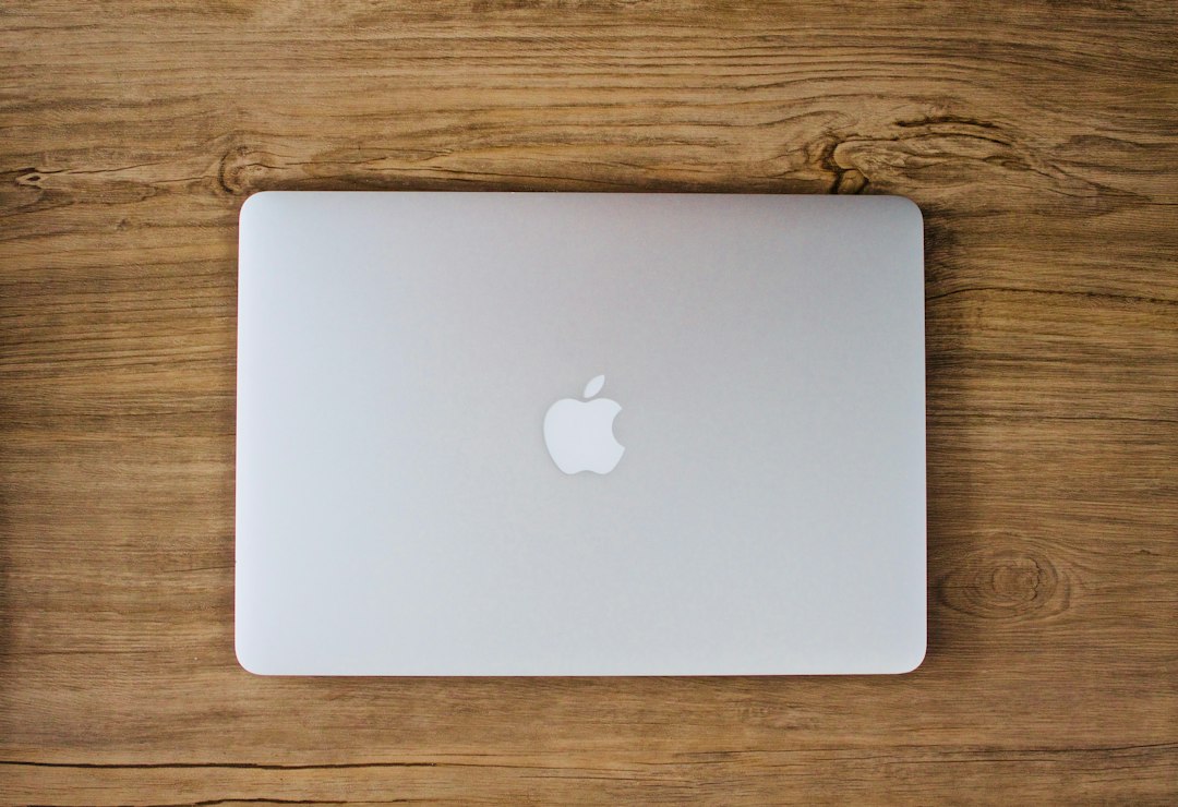 A close-up view of a MacBook trackpad, with an abstract visual representation of force touch or weight measurement over it, highlighting the impossibility of using it as a scale.